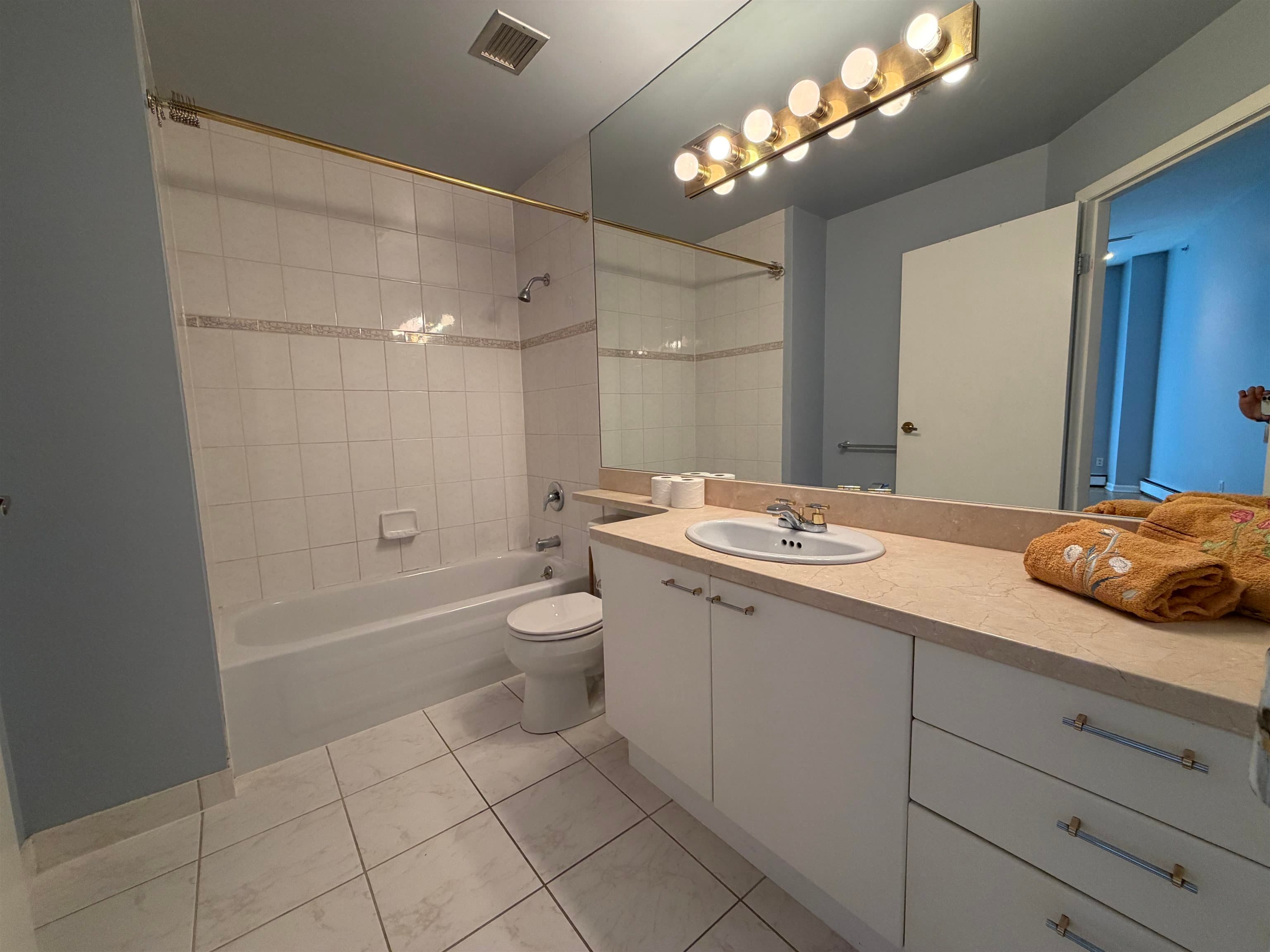 105 - 388 Drake Street, Vancouver, V6B 6A8 — photo 3