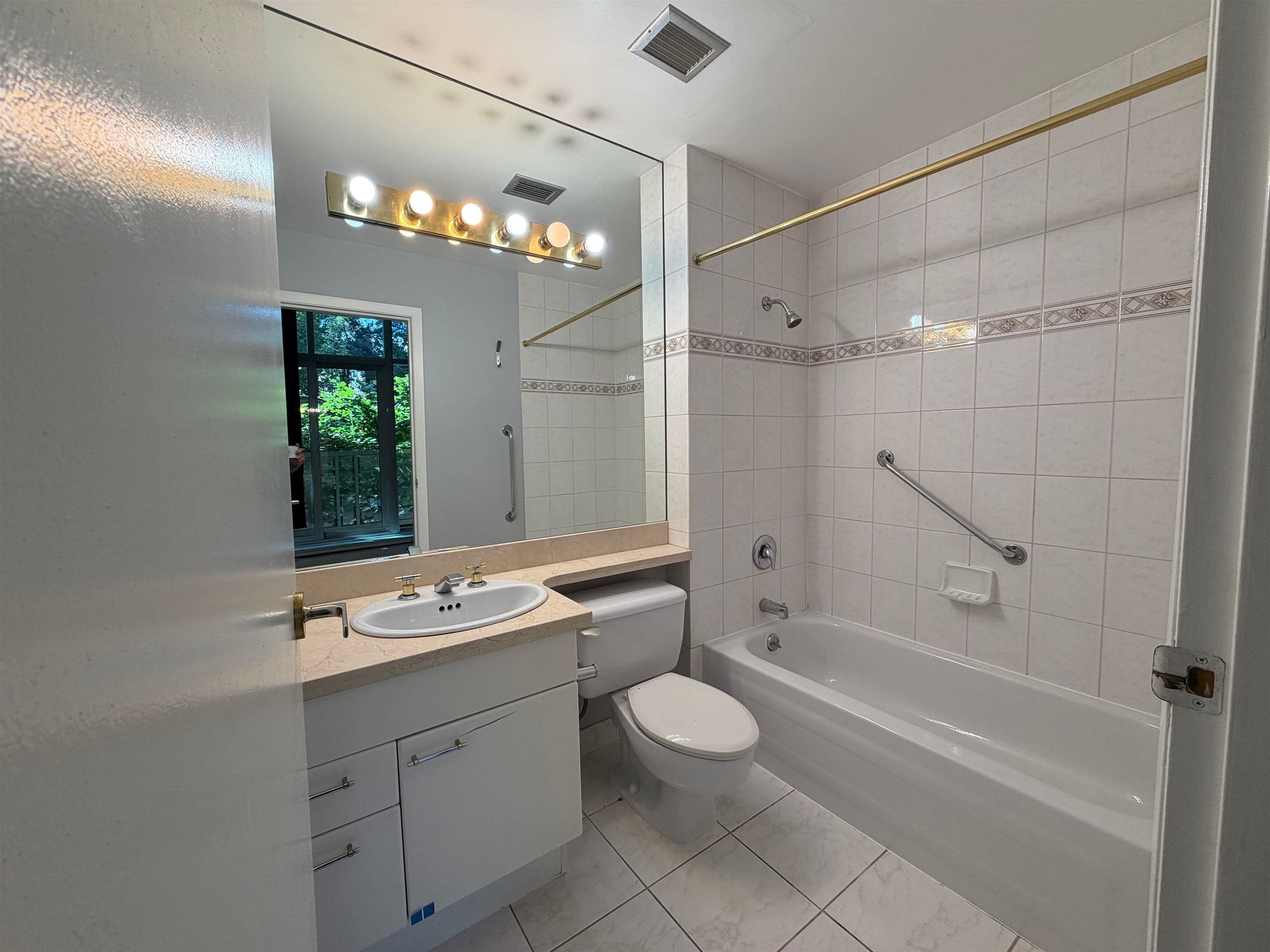 105 - 388 Drake Street, Vancouver, V6B 6A8 — photo 5