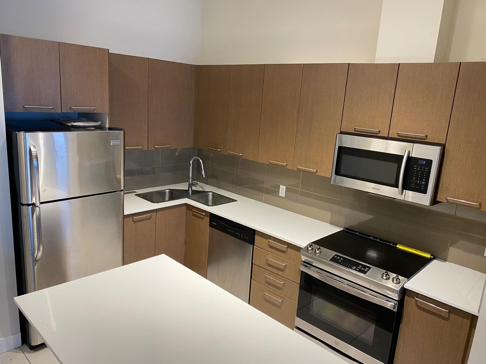 404 - 10822 City Parkway, Surrey, V3T 5X9 — photo 3