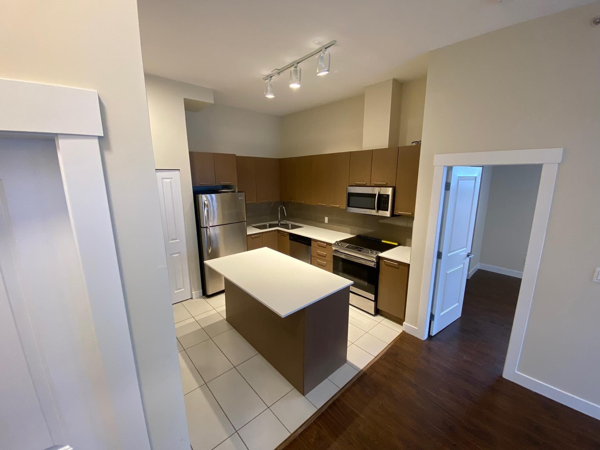 404 - 10822 City Parkway, Surrey, V3T 5X9 — photo 4