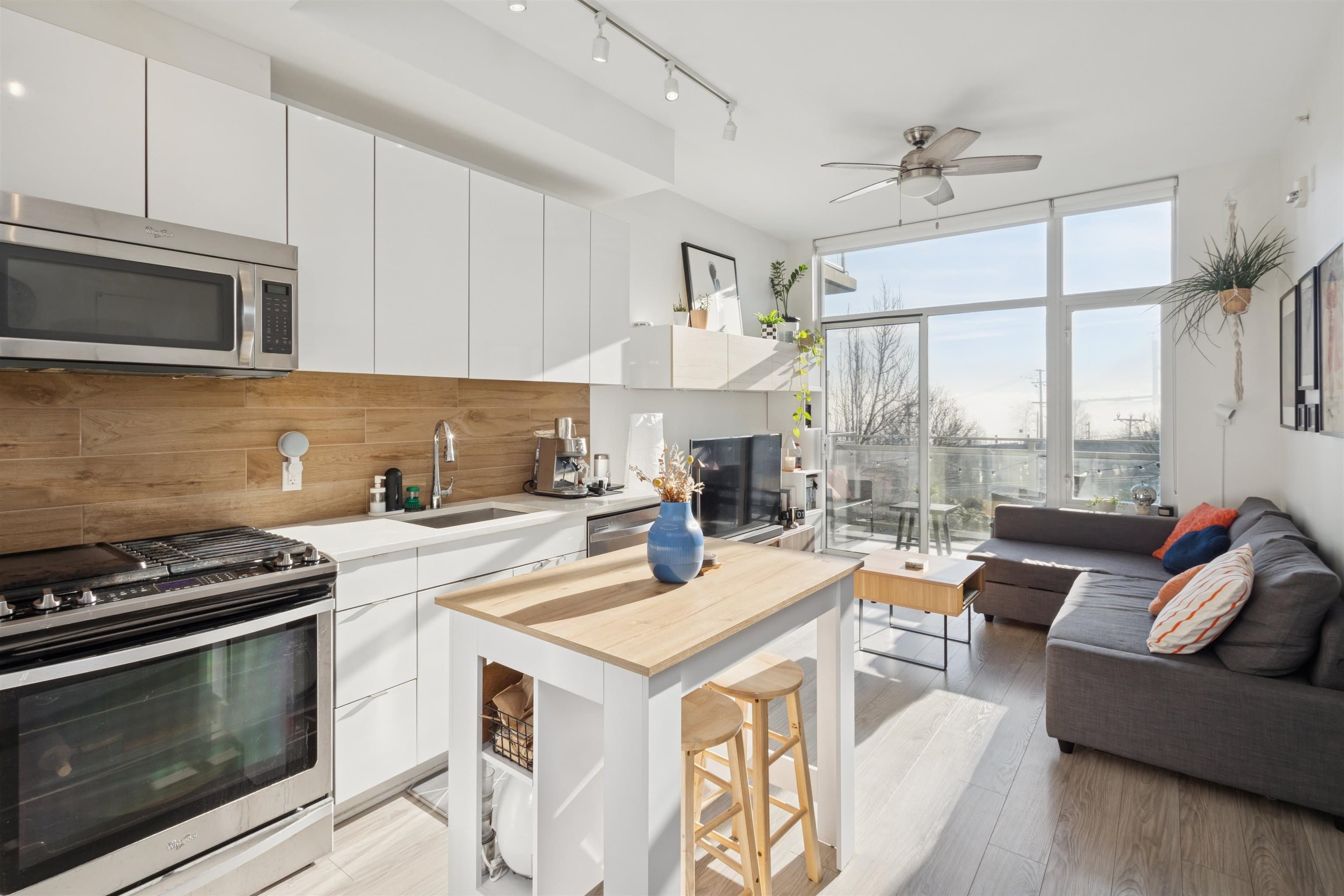 208 - 200 Nelson's Crescent, New Westminster, V3L 0H4 — photo 1