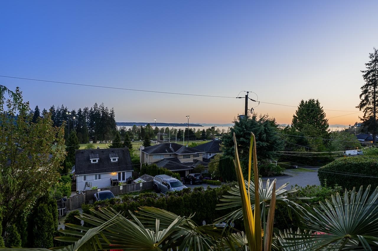 1075 Esplanade Avenue, West Vancouver, V7T 1G2 — photo 2