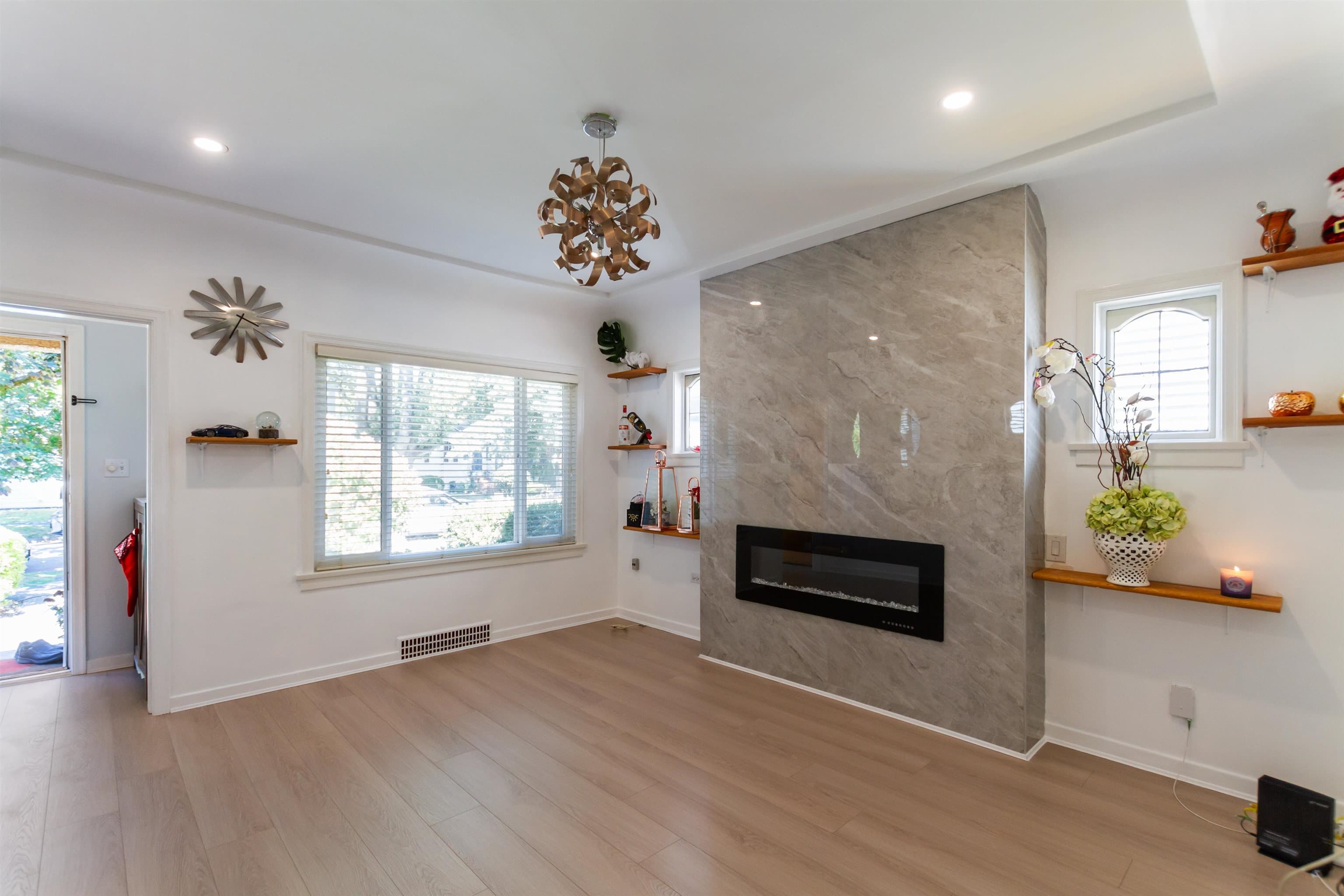136 E 45th Avenue, Vancouver, V5W 1W9 — photo 2