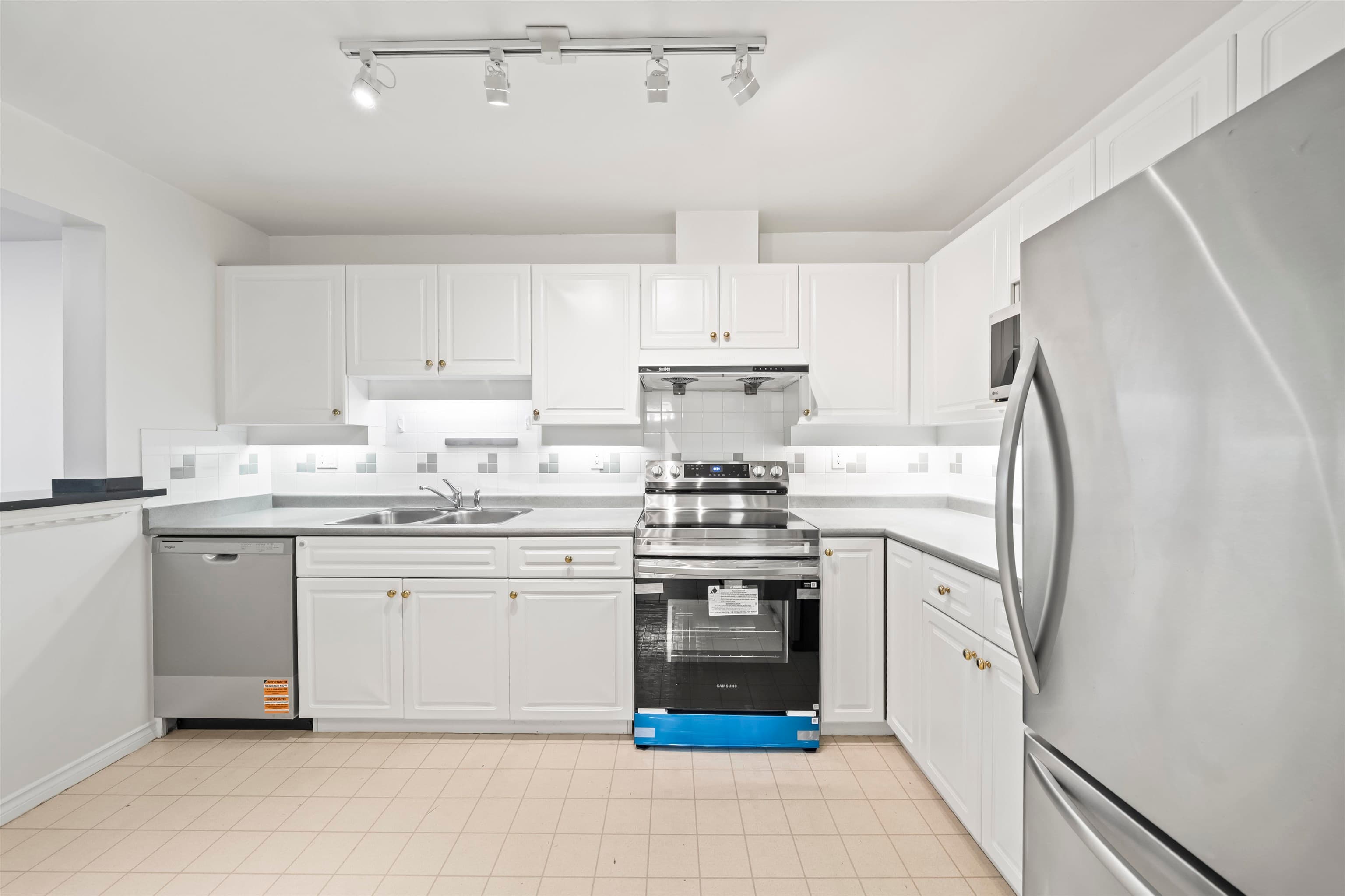 301 - 1669 Grant Avenue, Port Coquitlam, V3B 7W9 — photo 4