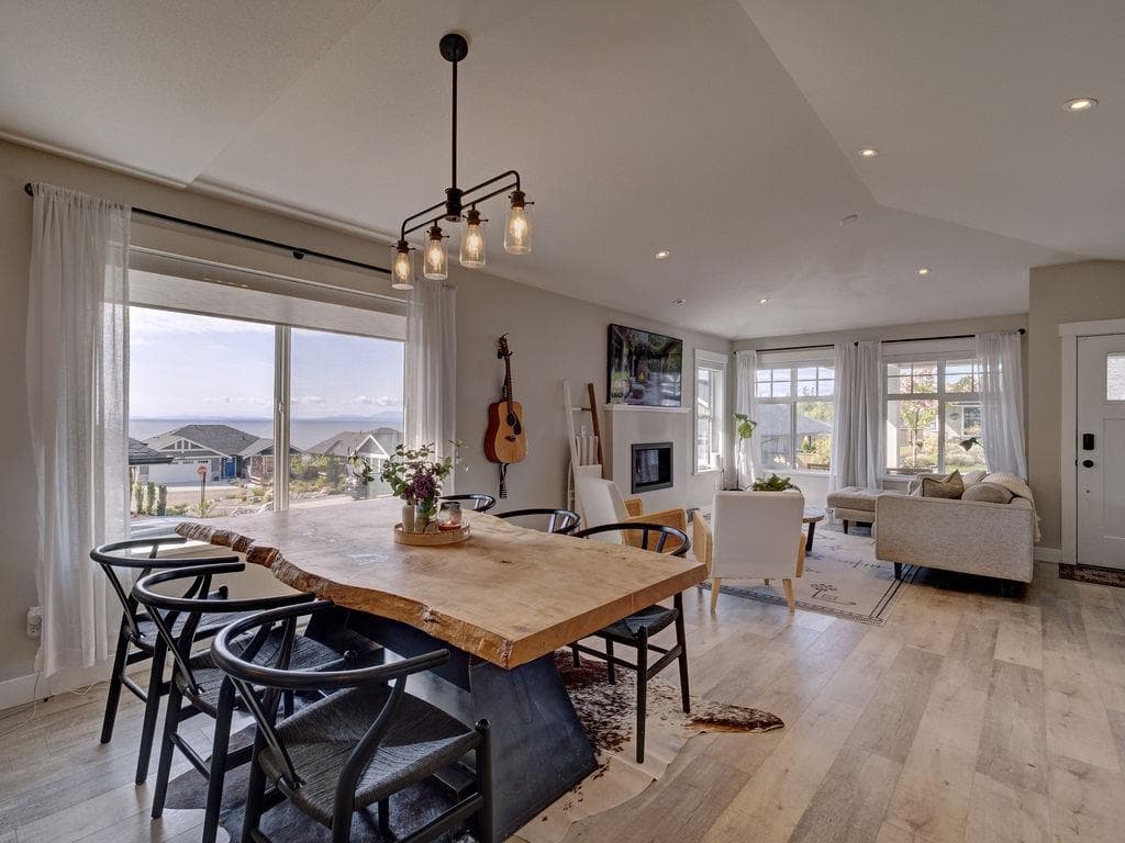 6078 Kingbird Avenue, Sechelt