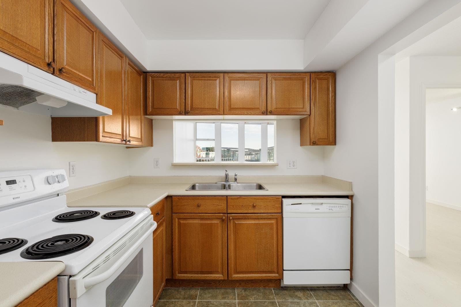 305 - 1180 Pinetree Way, Coquitlam, V3B 7L2 — photo 5