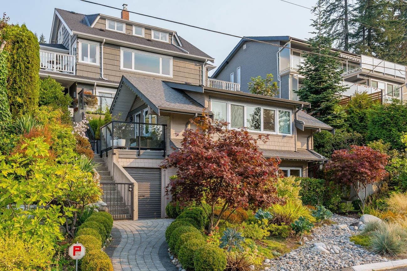 B - 420 Tempe Crescent, North Vancouver, V7N 1E6 — photo 2