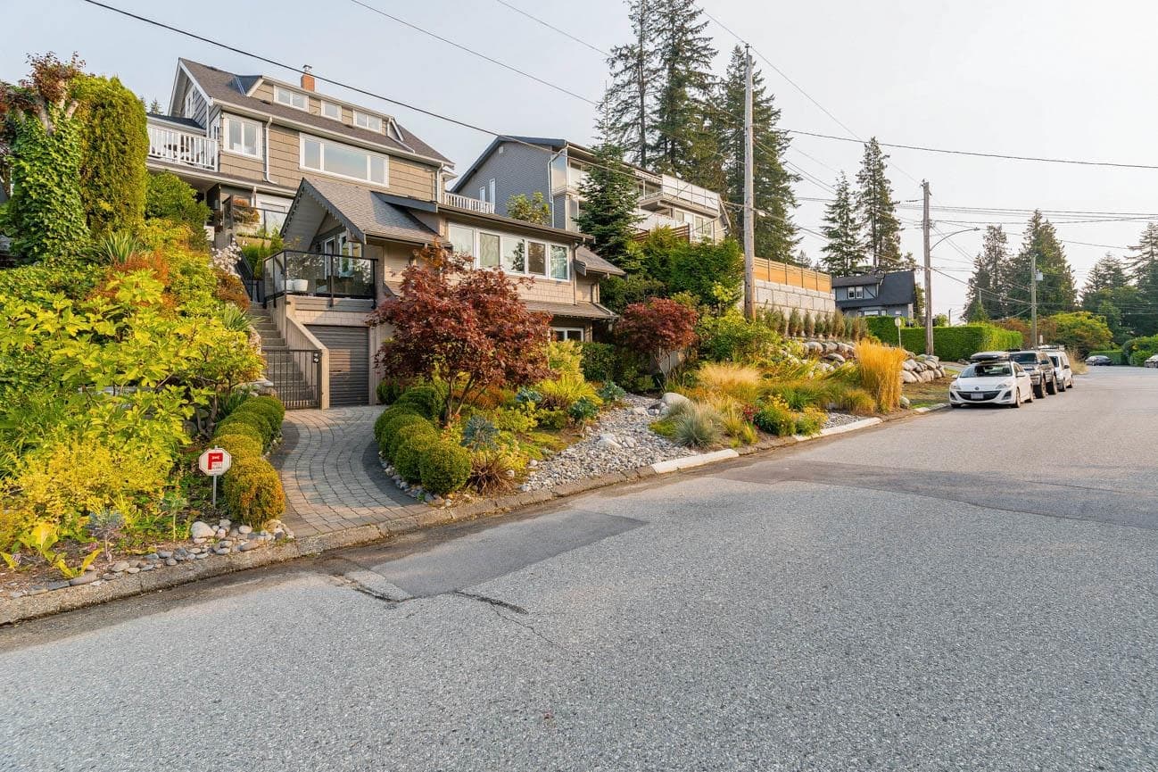 B - 420 Tempe Crescent, North Vancouver, V7N 1E6 — photo 3