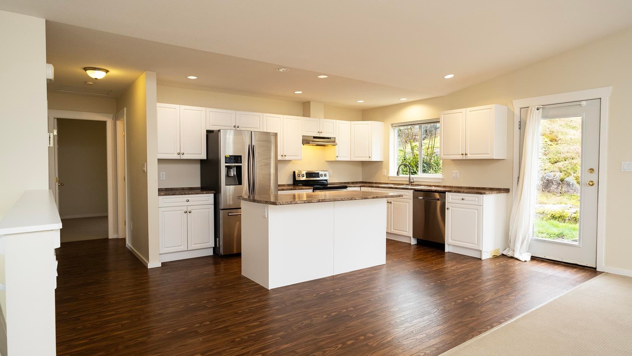 5839 Trail Avenue, Sechelt, V7Z 0L9 — photo 3