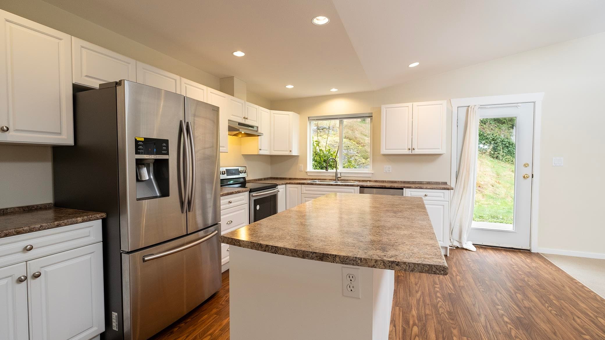 5839 Trail Avenue, Sechelt, V7Z 0L9 — photo 4