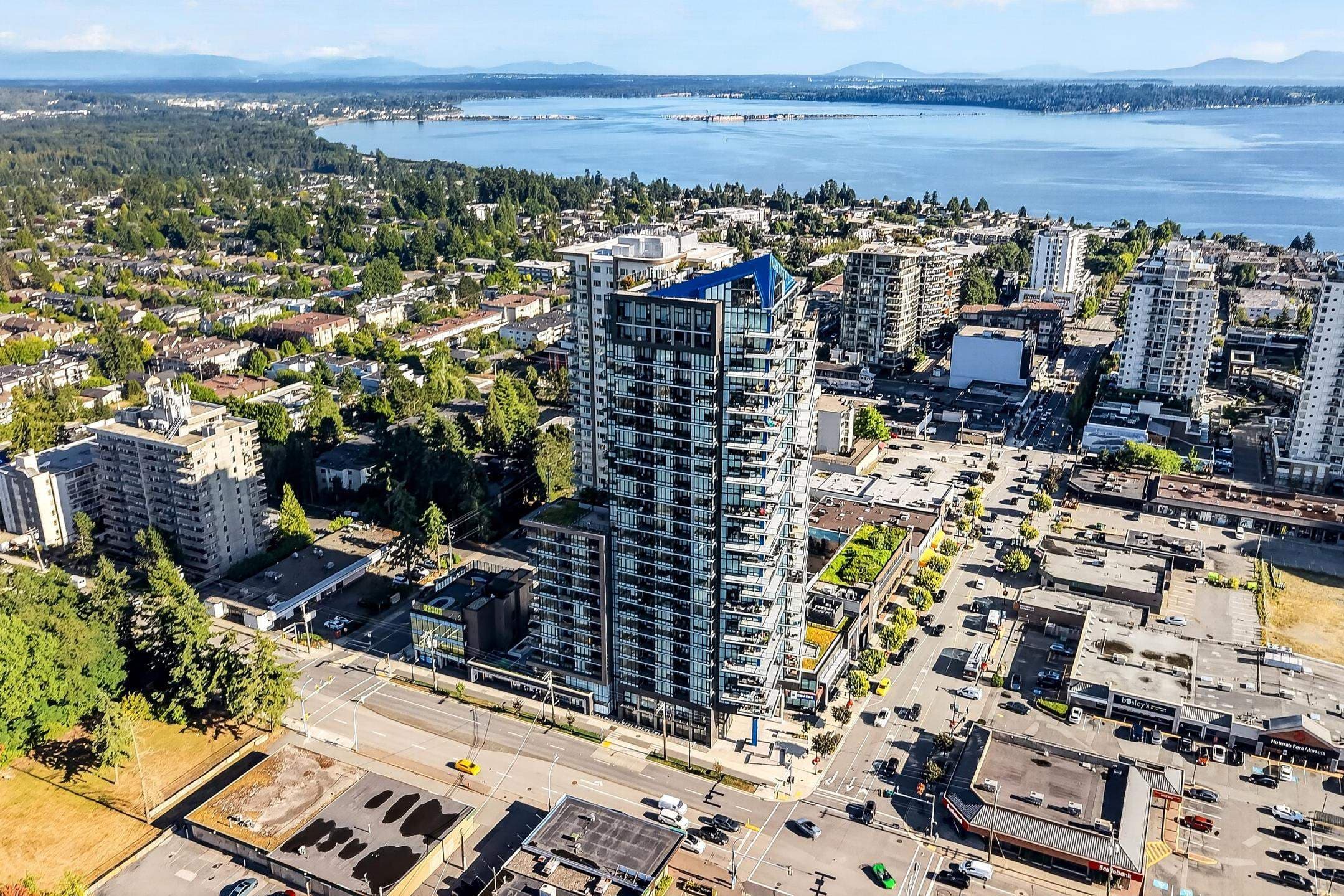 2404 - 1588 Johnston Road, White Rock, V4B 0C5 — photo 2