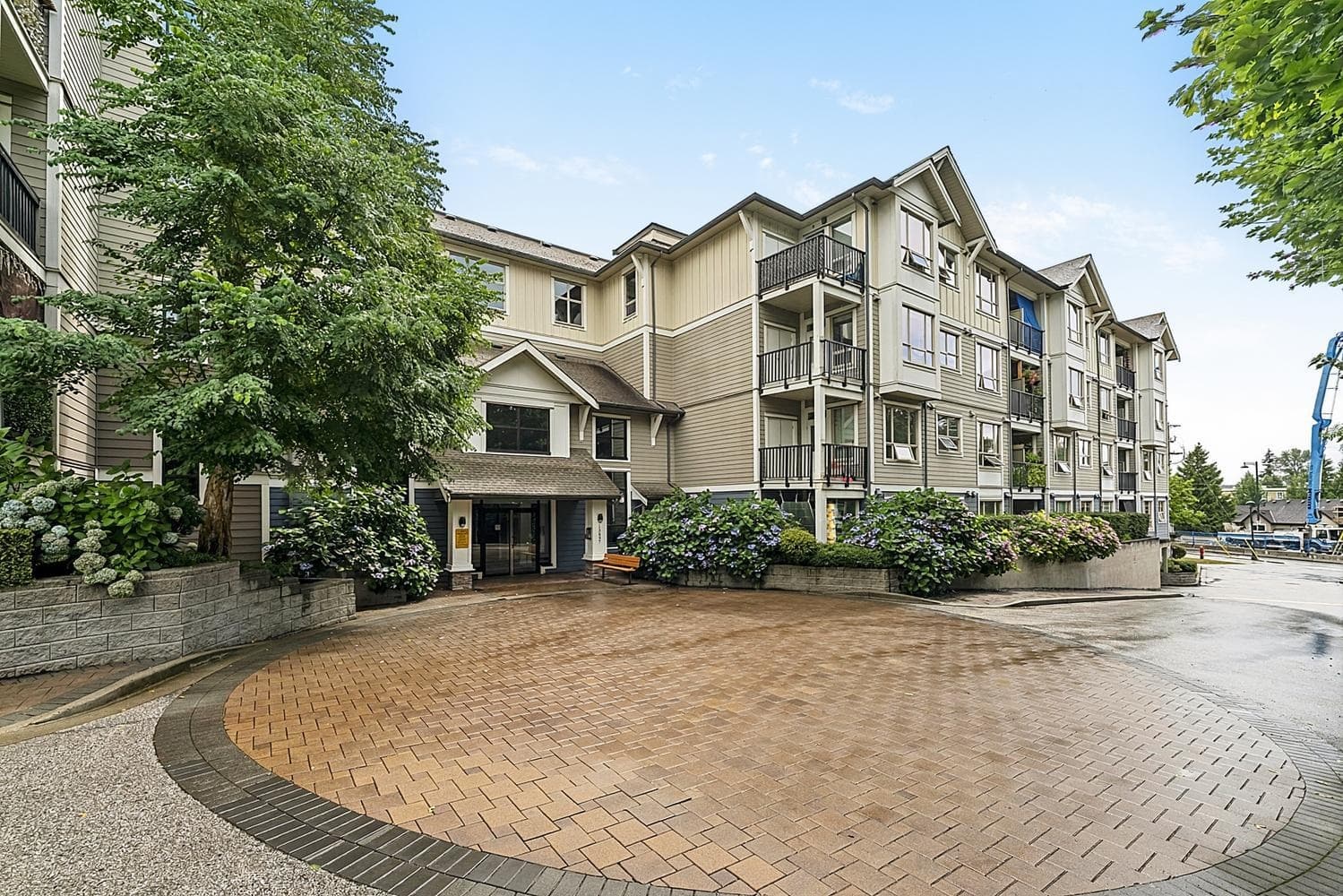 411 - 13897 Fraser Highway, Surrey