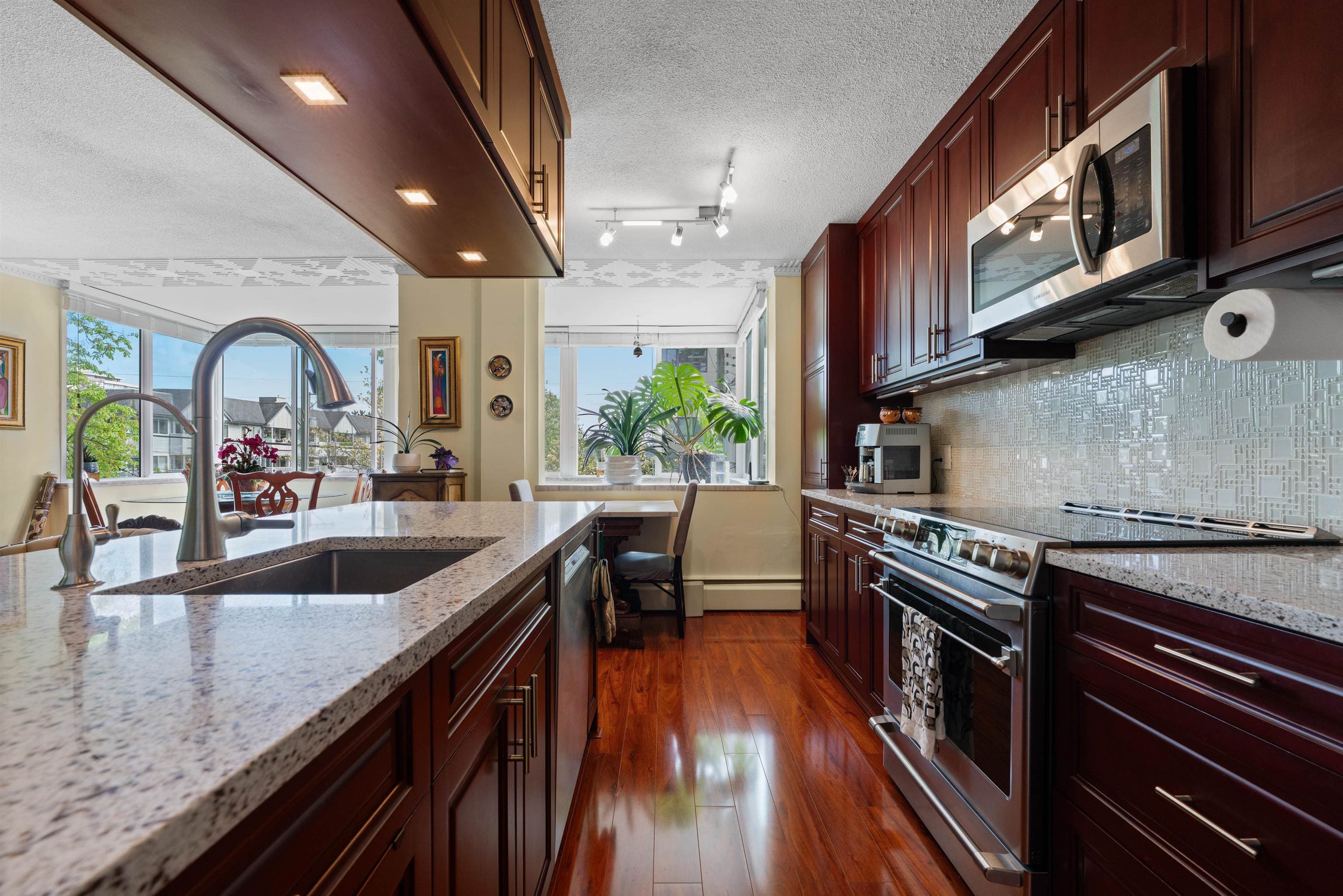 212 - 1425 Esquimalt Avenue, West Vancouver, V7T 1L1 — photo 3
