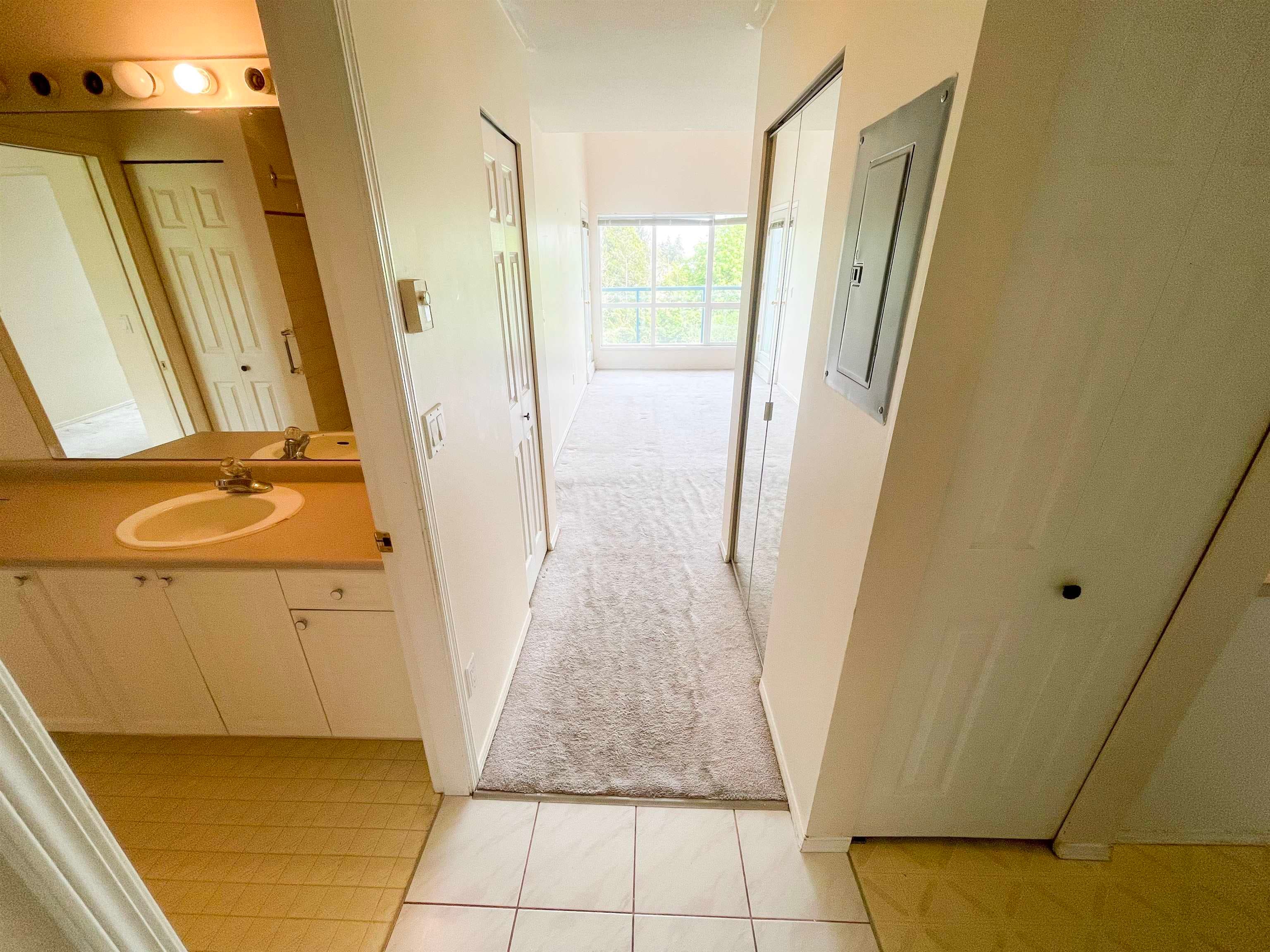 401 - 14885 100 Avenue, Surrey, V3R 0W1 — photo 2