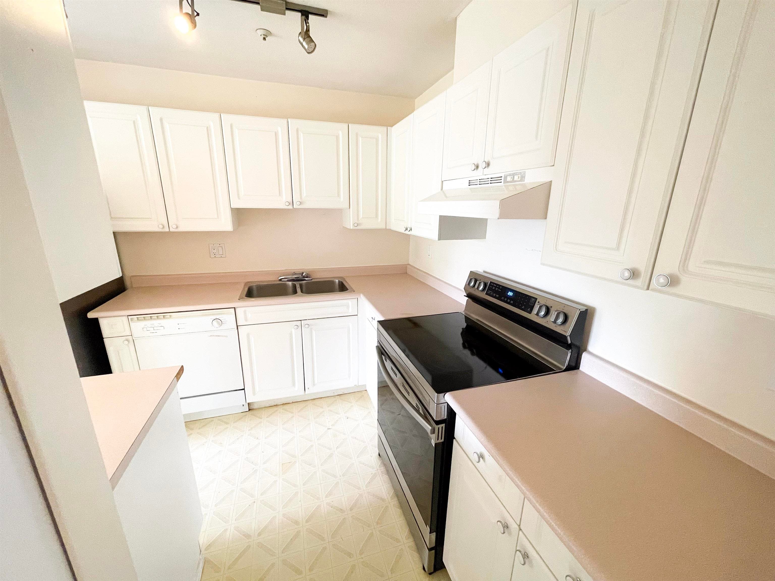 401 - 14885 100 Avenue, Surrey, V3R 0W1 — photo 5