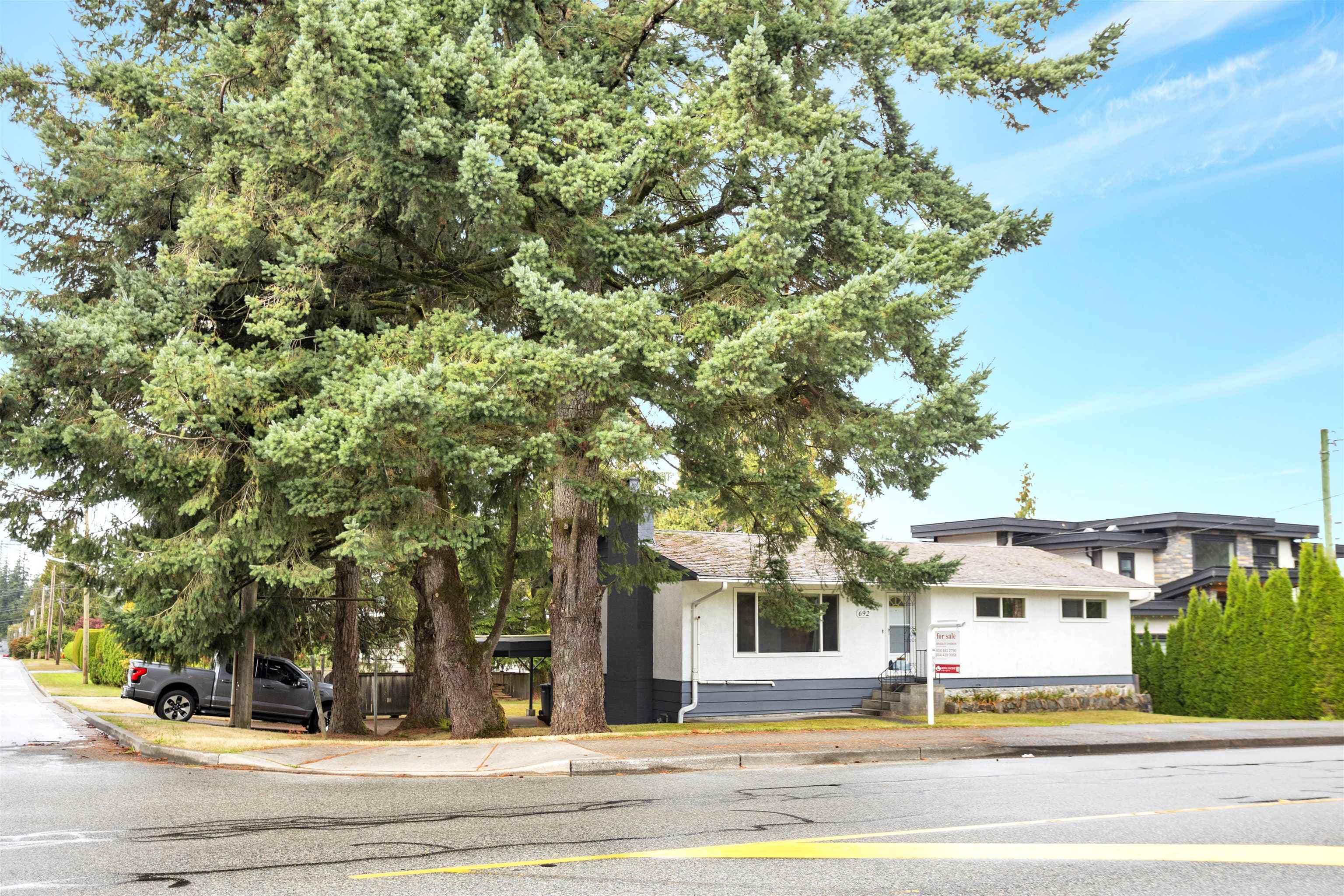 692 Blue Mountain Street, Coquitlam, V3J 4R9 — photo 3