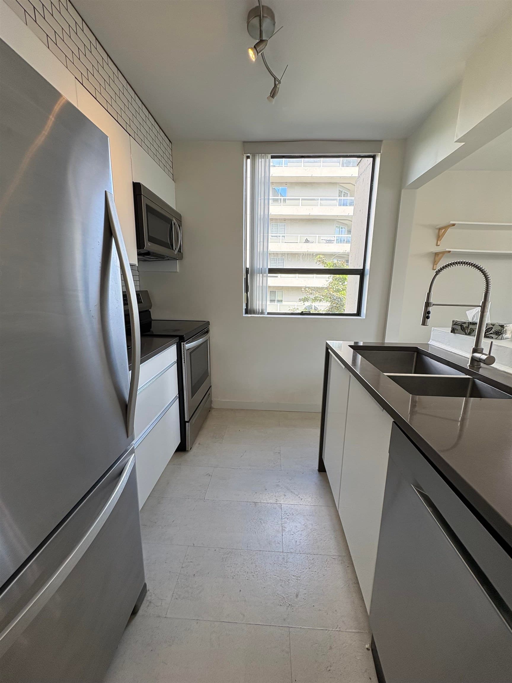 502 - 1737 Duchess Avenue, West Vancouver, V7V 1P8 — photo 3