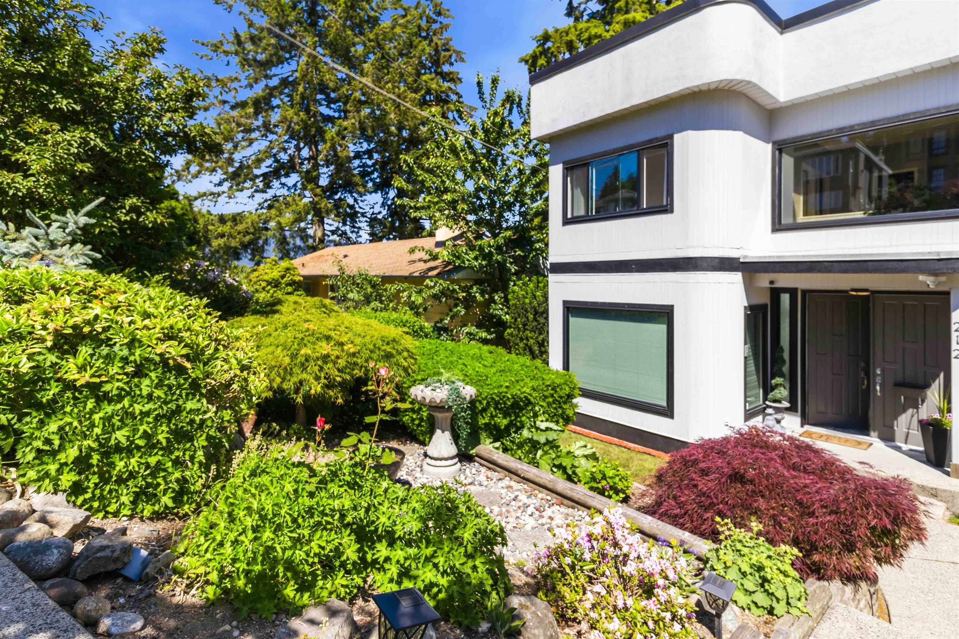 212 N Sea Avenue, Burnaby, V5B 1K5 — photo 2