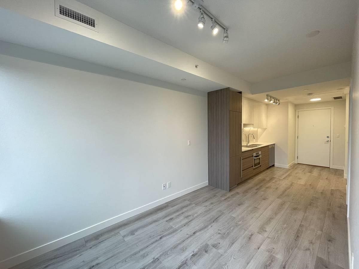 11XX - 10626 City Parkway, Surrey, V3T 0S3 — photo 5