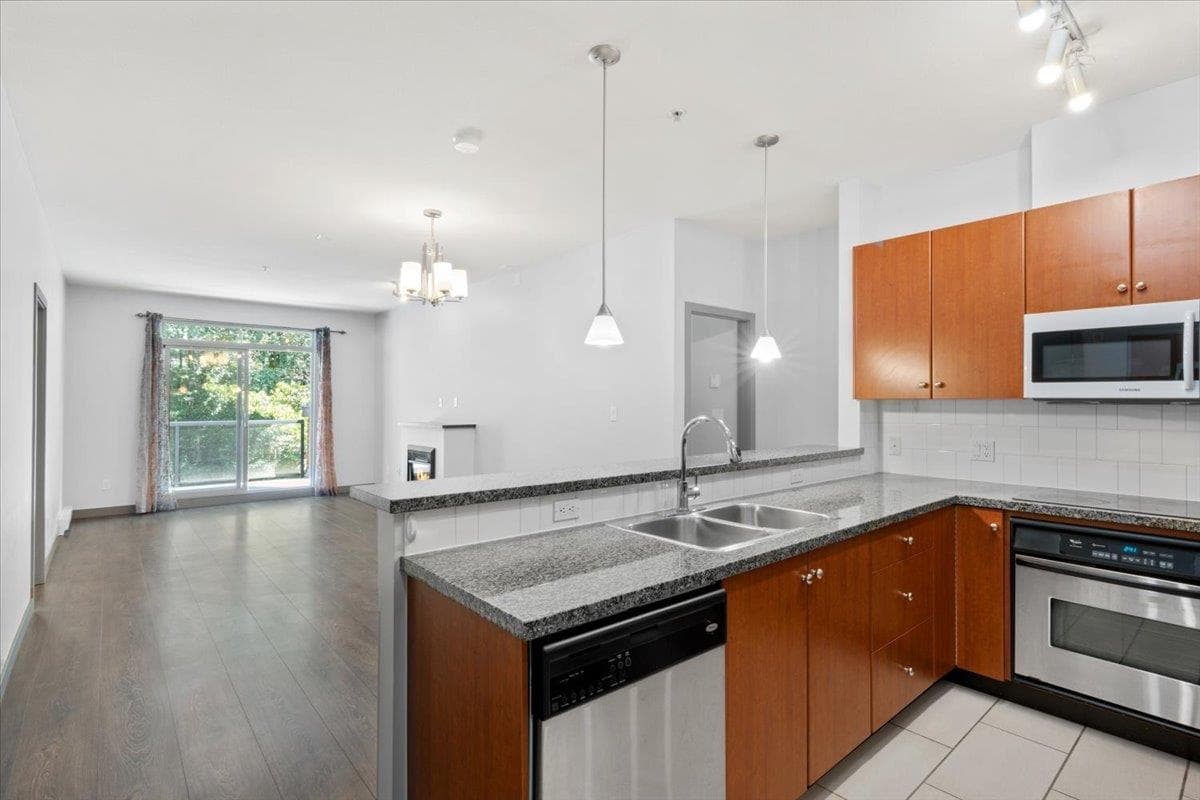 312 - 100 Capilano Road, Port Moody, V3H 5M9 — photo 3