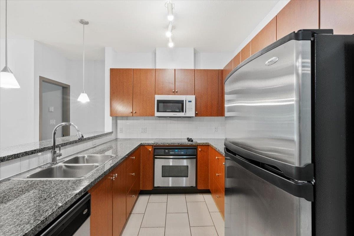 312 - 100 Capilano Road, Port Moody, V3H 5M9 — photo 4