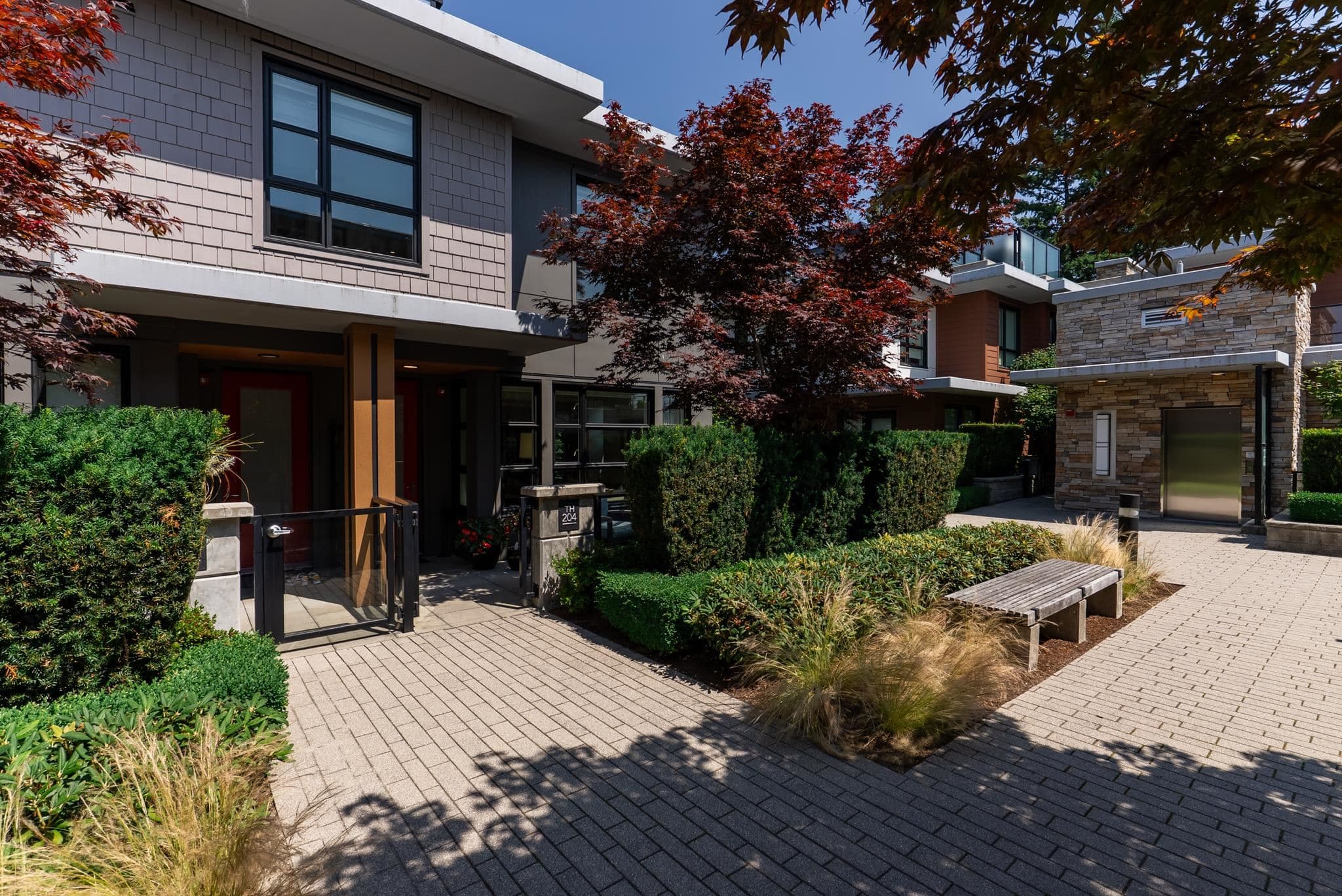 204 - 1055 Ridgewood Drive, North Vancouver, V7R 0A5 — photo 2