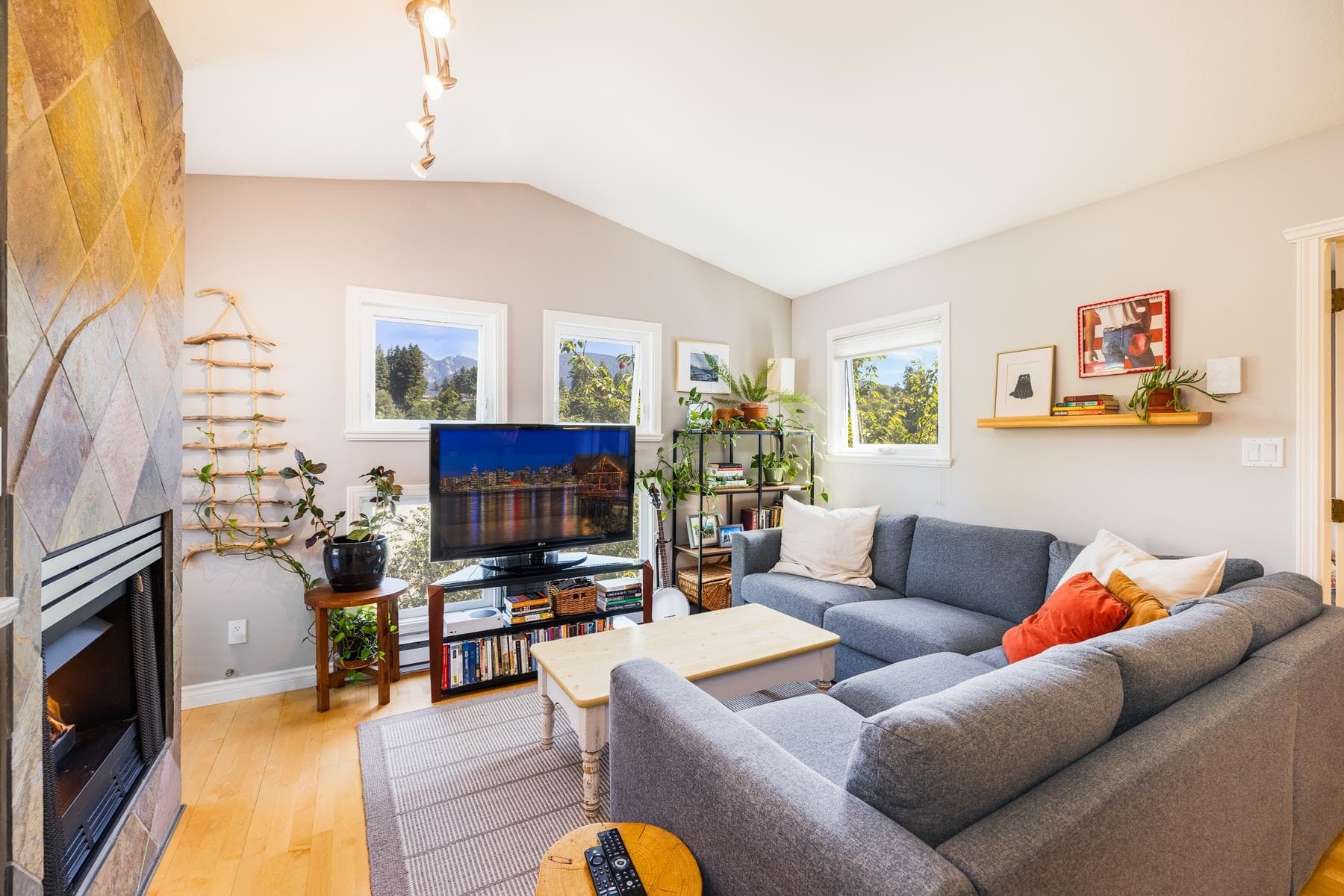 303 - 1528 Bowser Avenue, North Vancouver, V7P 2Y3 — photo 3