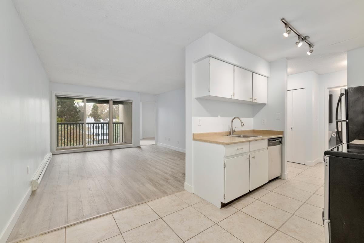 407 - 9857 Manchester Drive, Burnaby