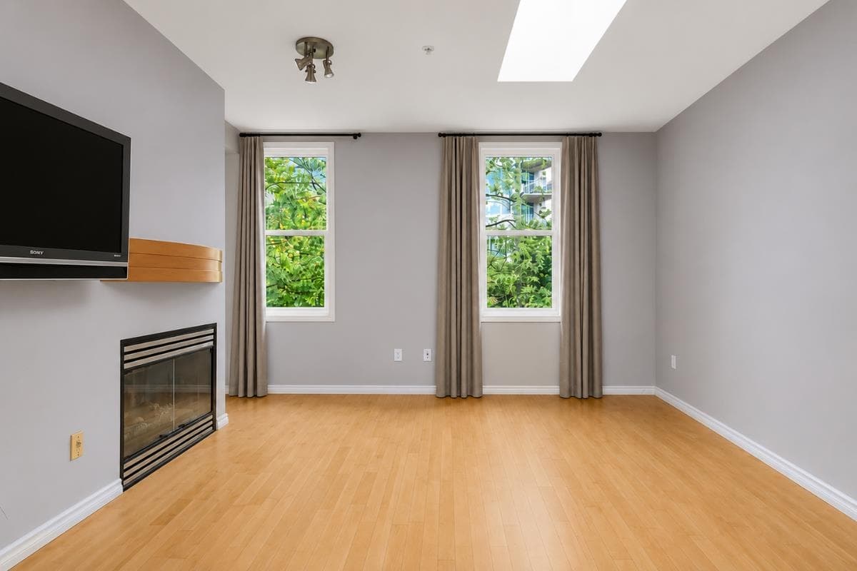 103 - 108 W Esplanade, North Vancouver, V7M 3M8 — photo 4