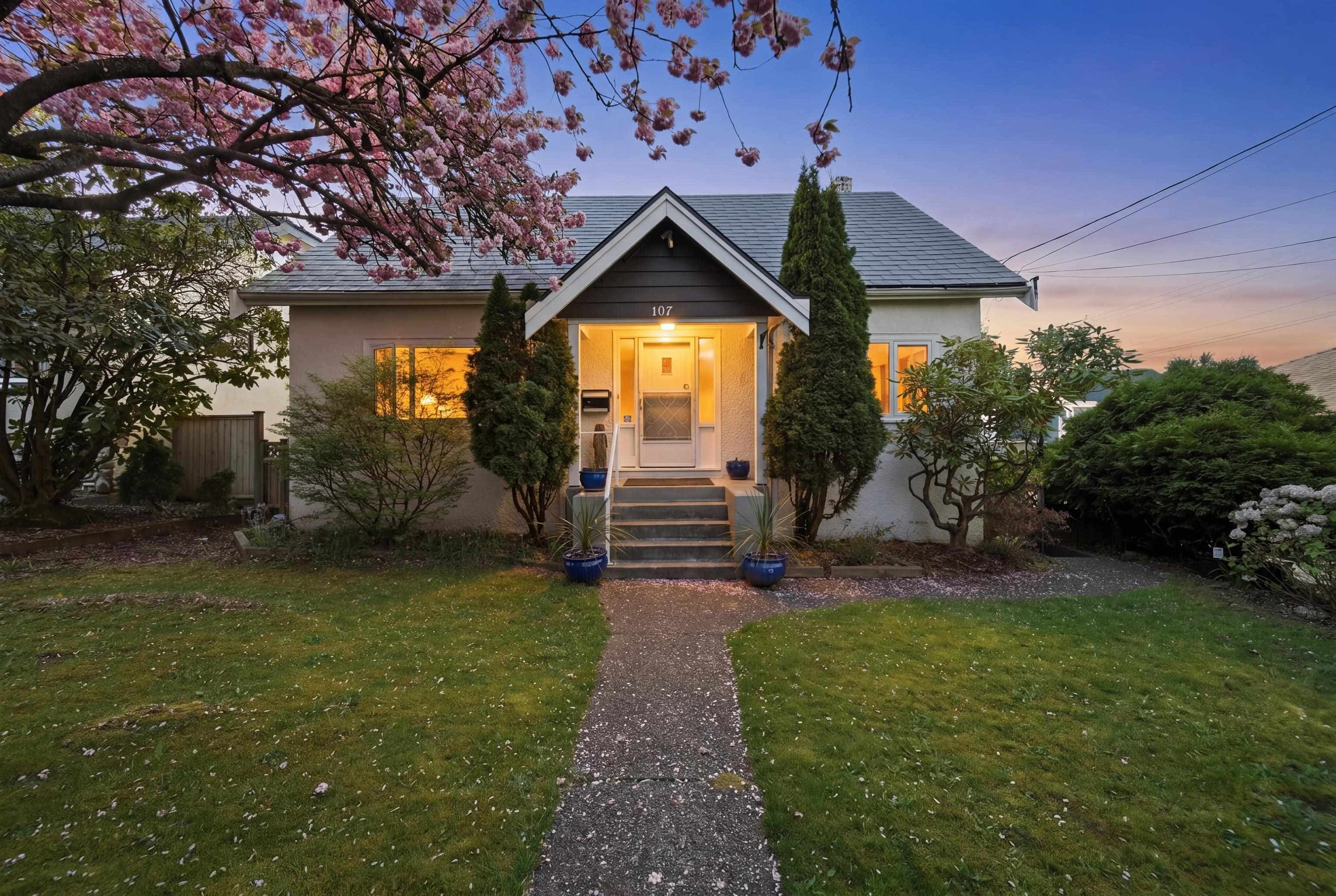 107 Seventh Avenue, New Westminster, V3L 1W2 — photo 1