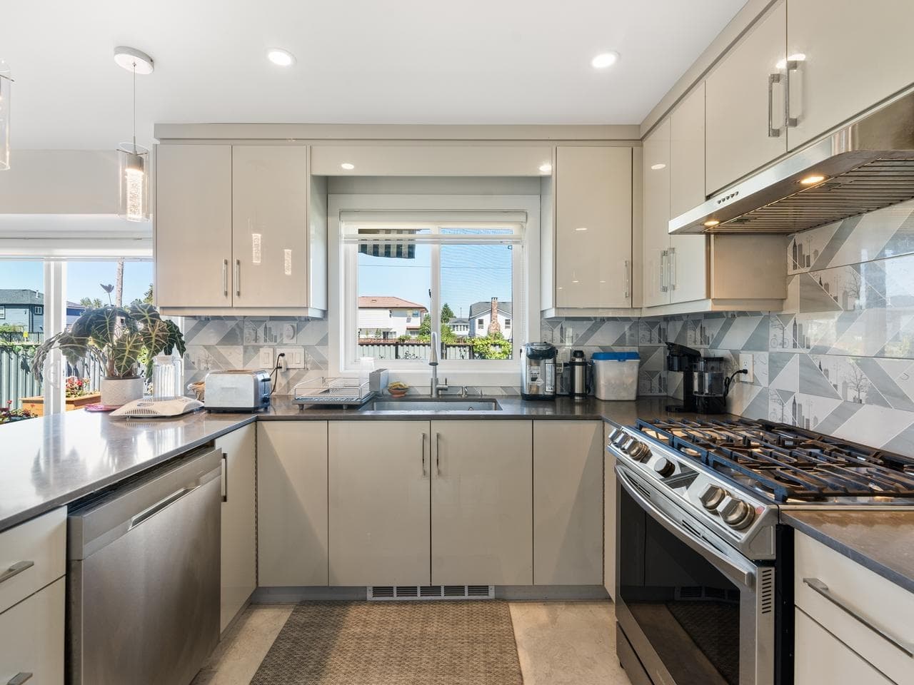 15271 95 Avenue, Surrey, V3R 9C5 — photo 3