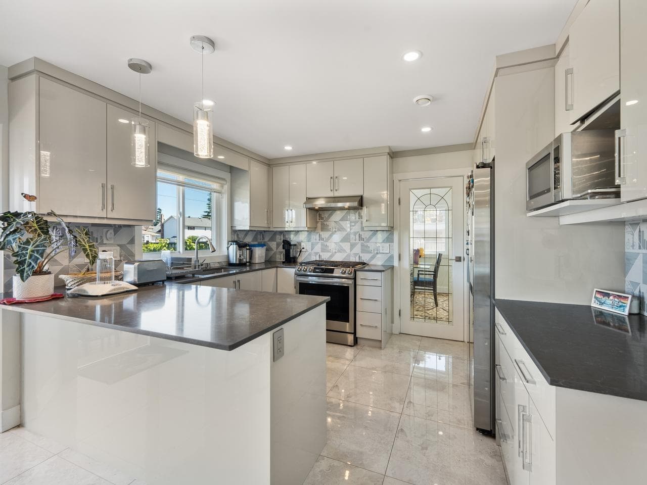15271 95 Avenue, Surrey, V3R 9C5 — photo 1
