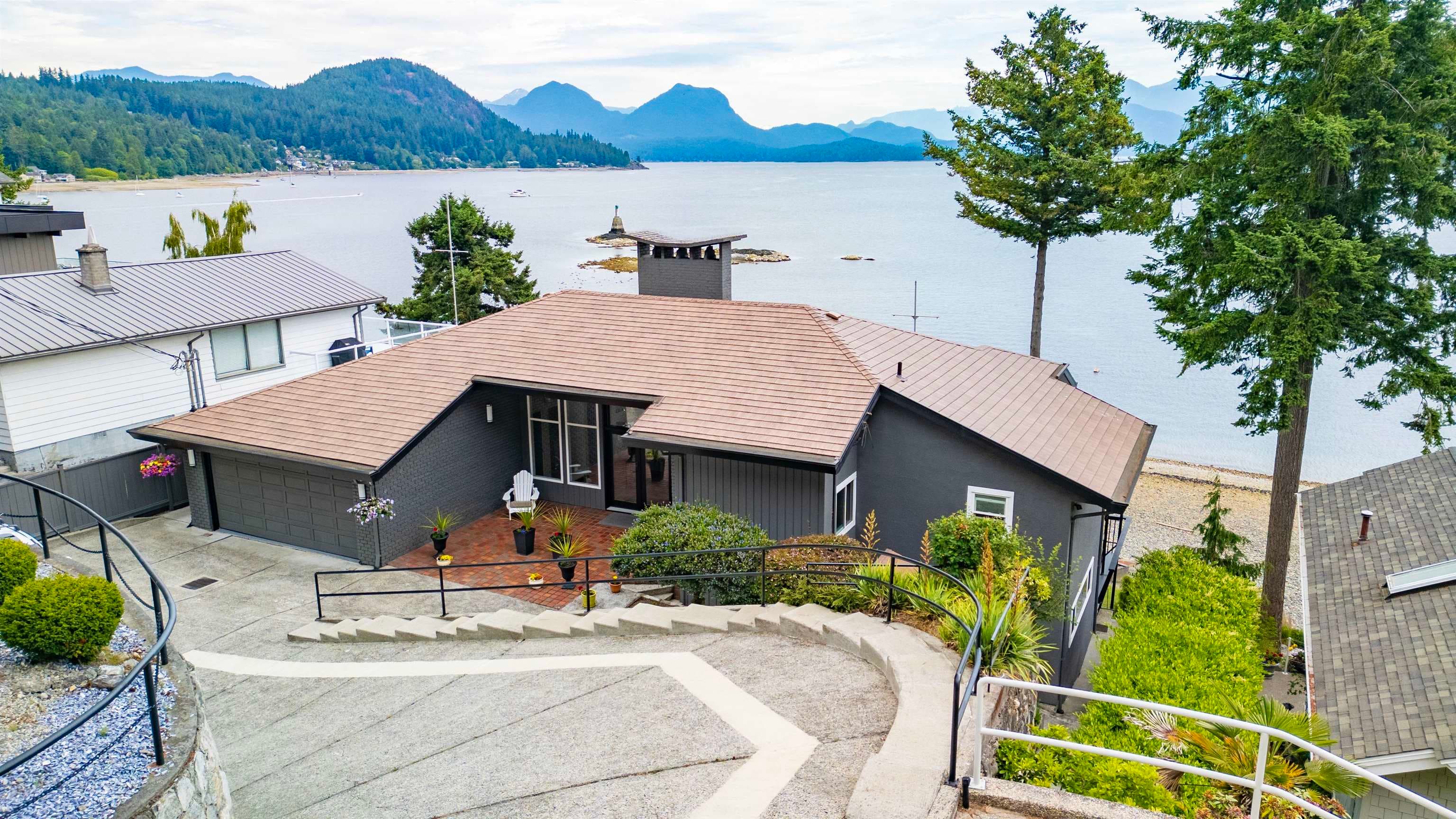 354 Avalon Drive, Gibsons, V0N 1V8 — photo 1