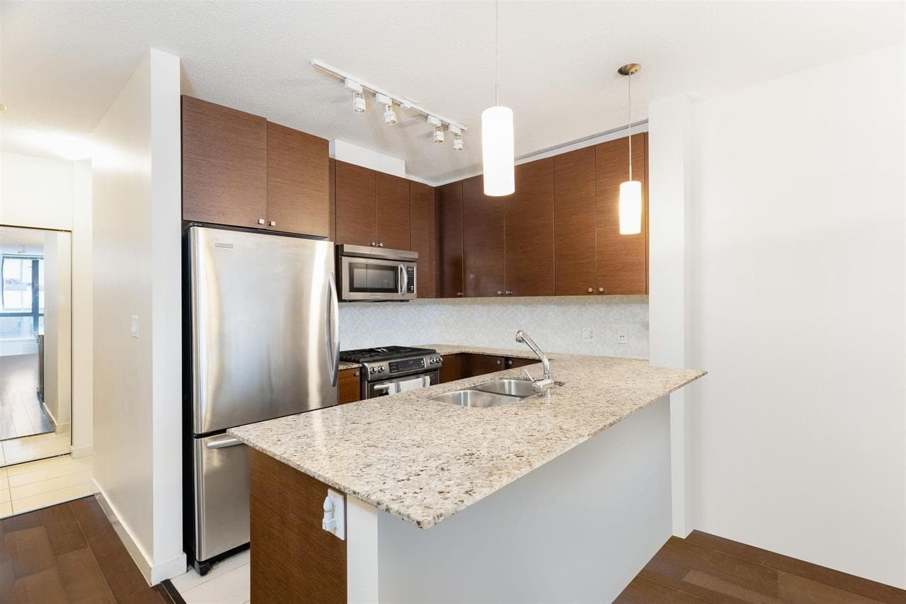 601 - 400 Capilano Road, Port Moody, V3H 0E1 — photo 4