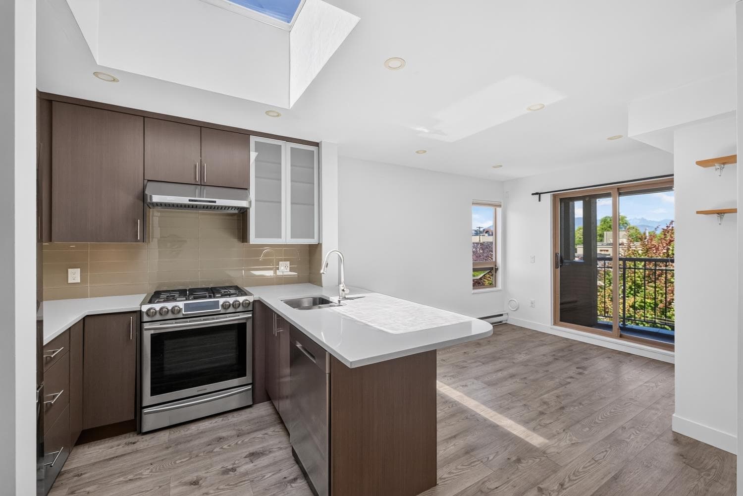 401 - 688 E 16th Avenue, Vancouver, V5T 2V4 — photo 2