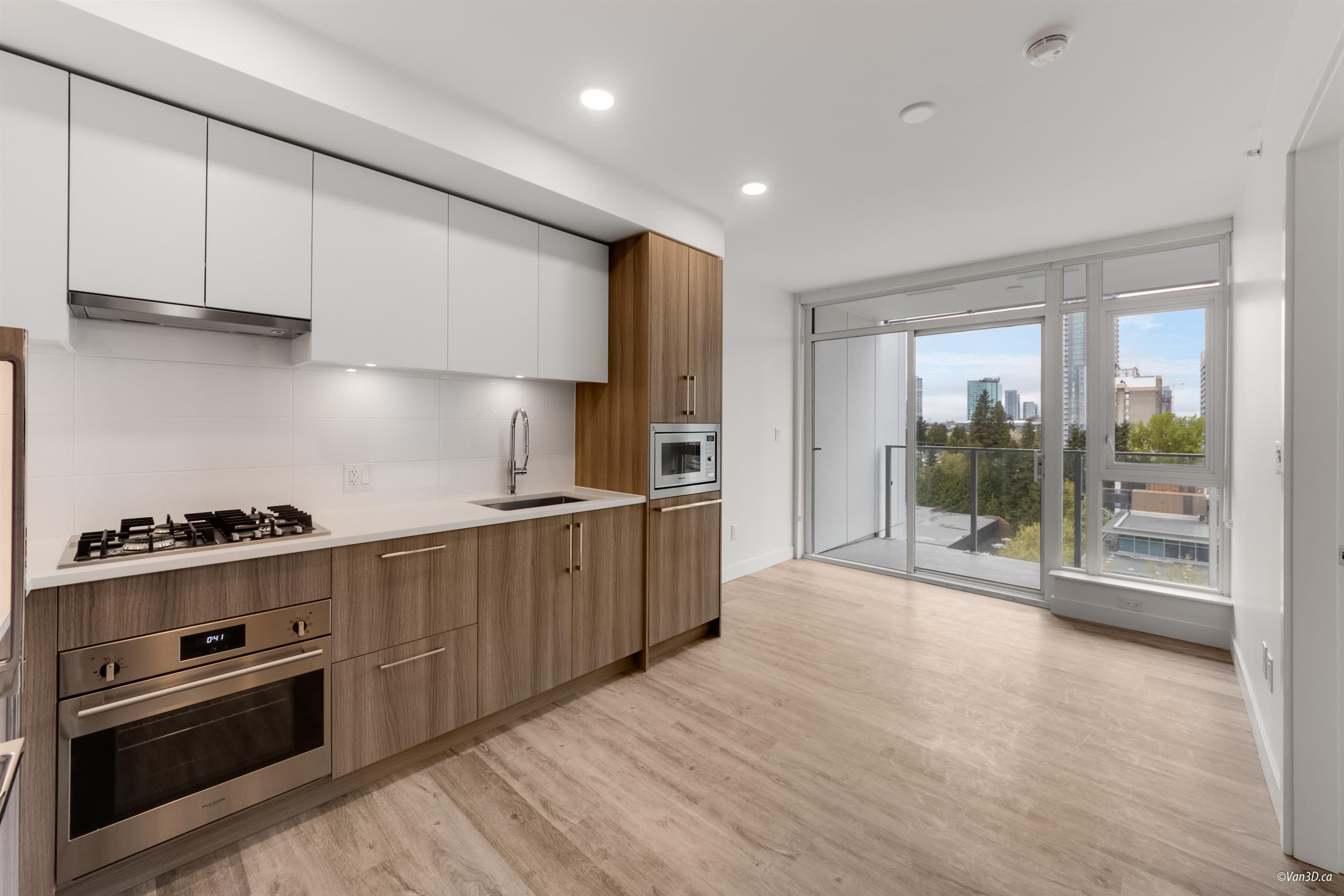 12XX - 9675 King George Boulevard, Surrey, V3T 2V3 — photo 2