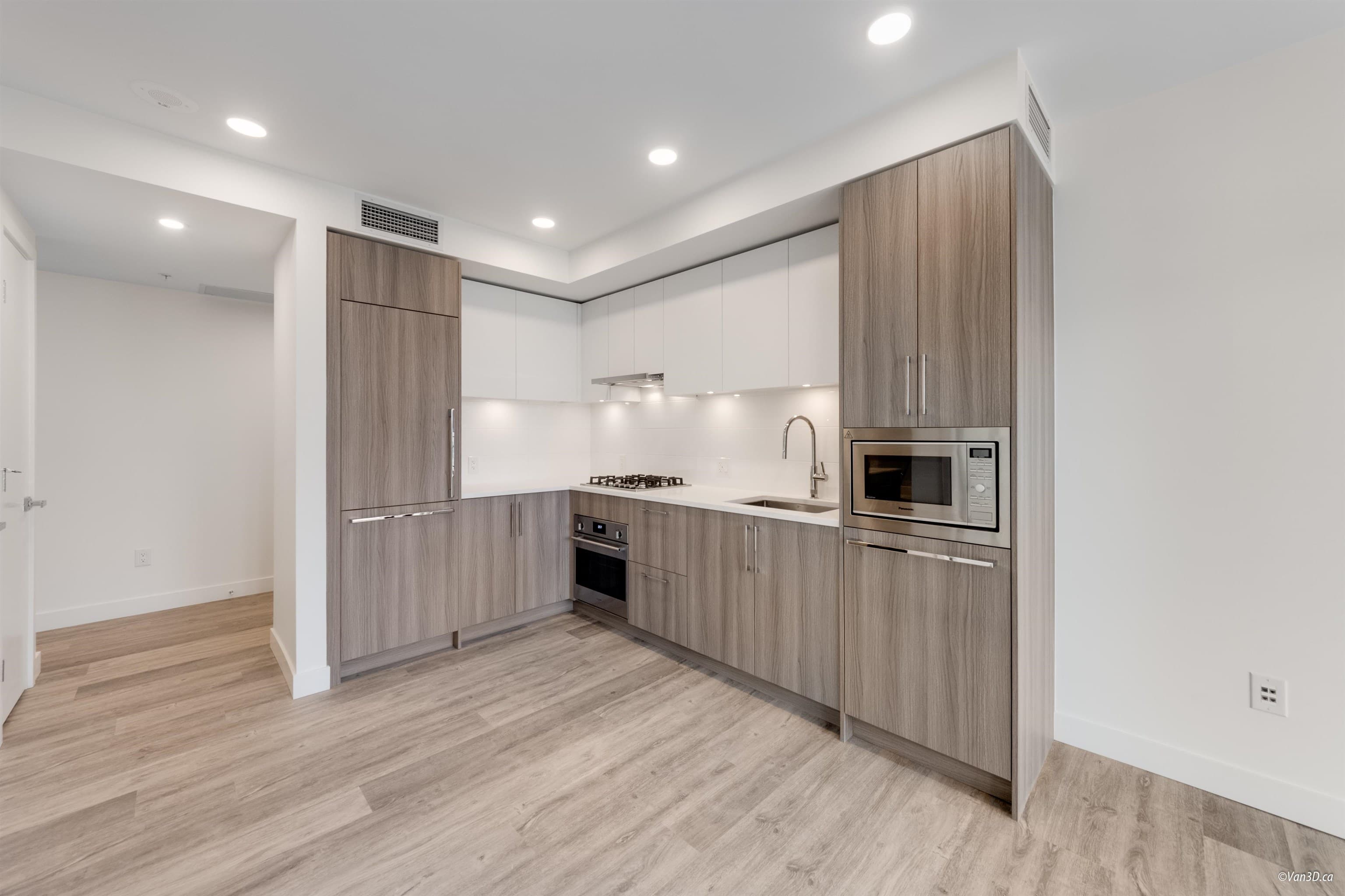 12XX - 9675 King George Boulevard, Surrey, V3T 2V3 — photo 4