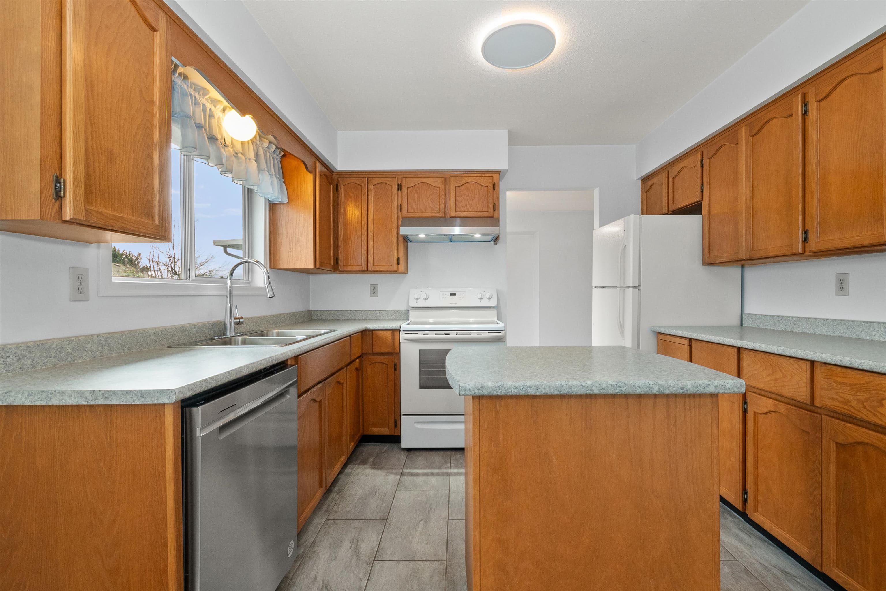3340 Clearbrook Road, Abbotsford, V2T 4T4 — photo 5