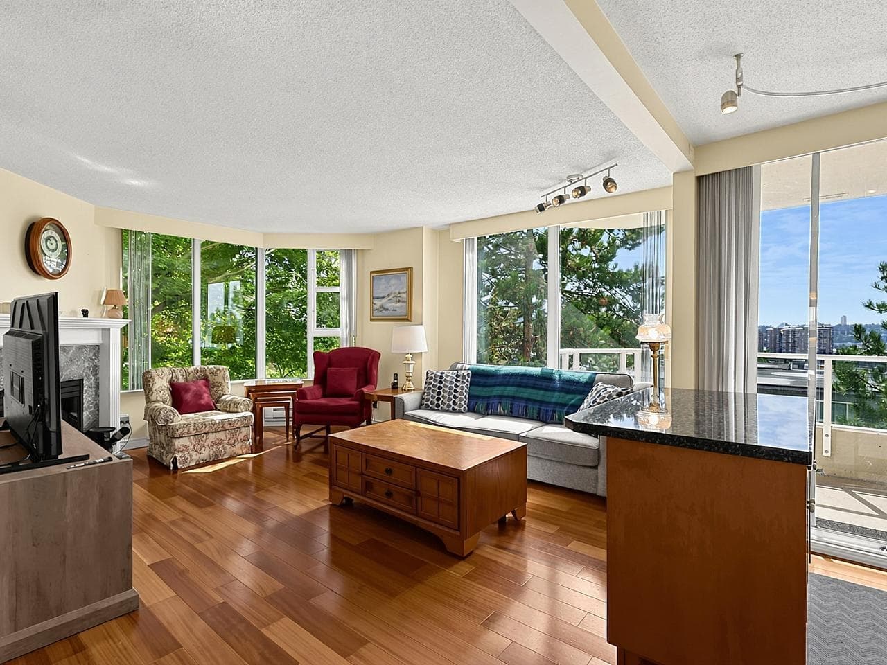 303 - 412 Twelfth Street, New Westminster, V3M 6R2 — photo 1