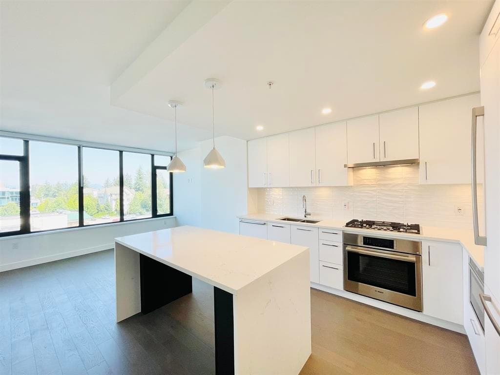 303 - 1588 Johnston Road, White Rock, V4B 0C5 — photo 2
