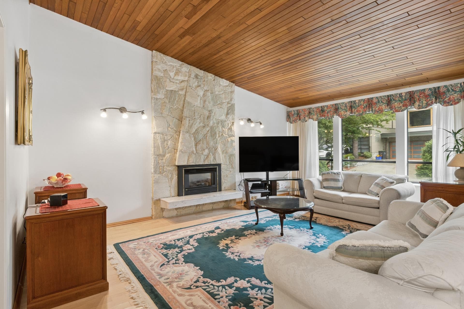 5609 White Pine Lane, North Vancouver, V7R 4S1 — photo 2
