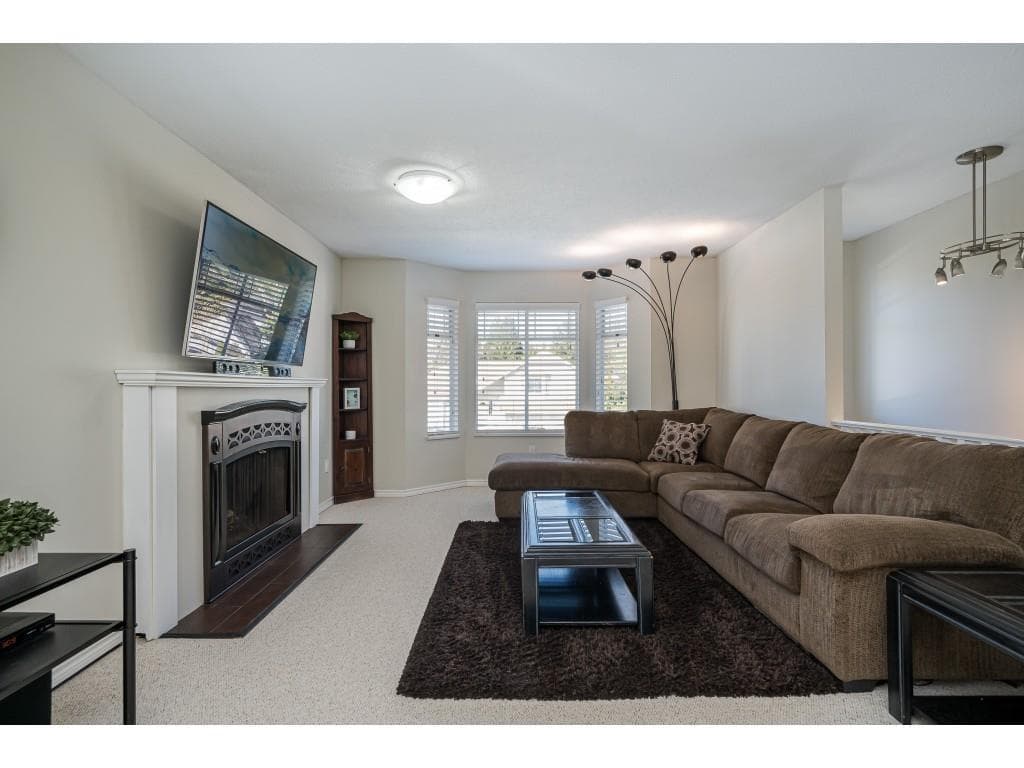 13526 64a Avenue, Surrey, V3W 9H7 — photo 2