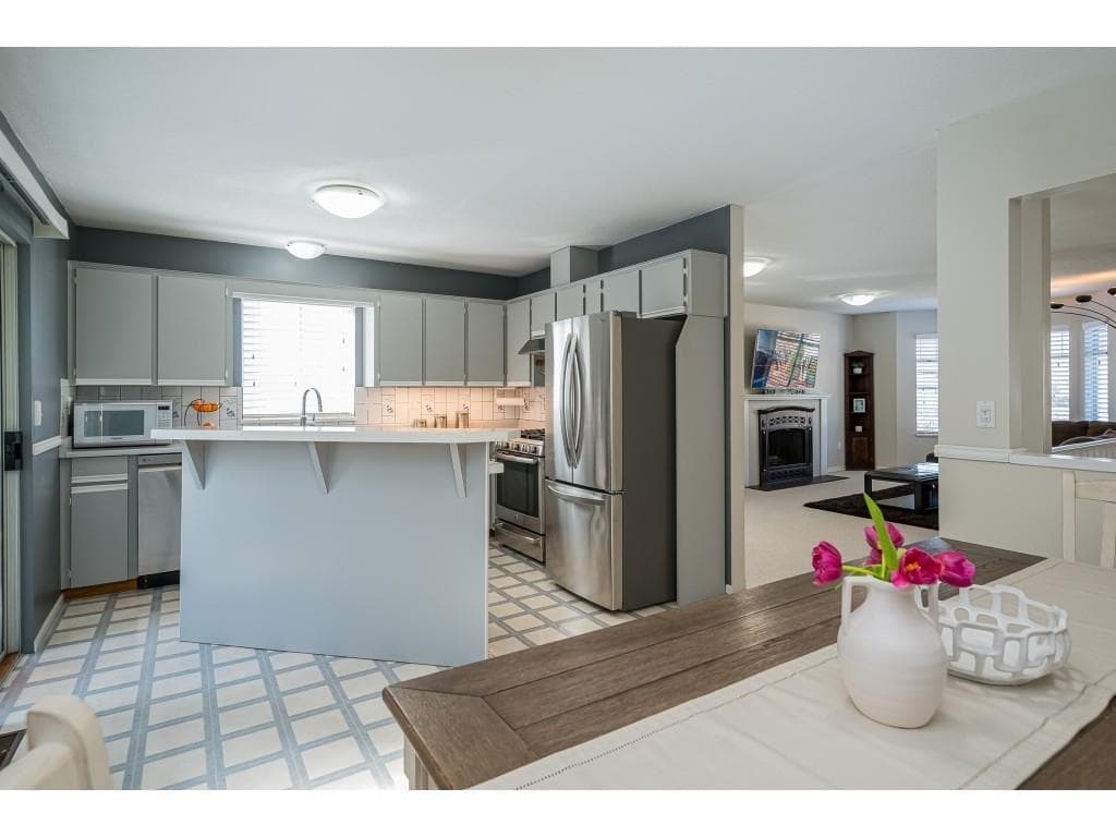 13526 64a Avenue, Surrey, V3W 9H7 — photo 3