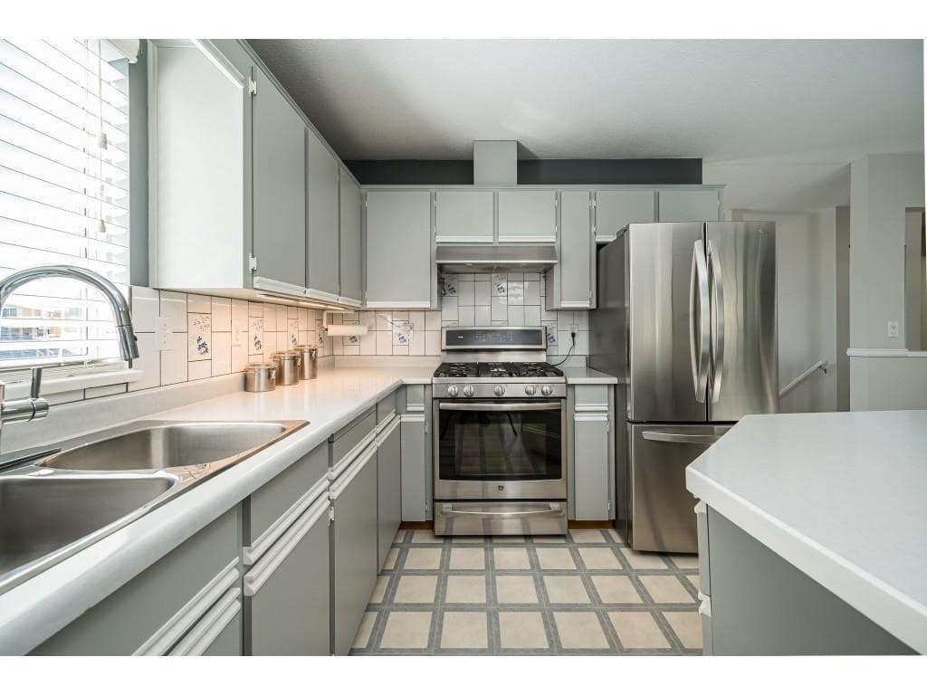 13526 64a Avenue, Surrey, V3W 9H7 — photo 5