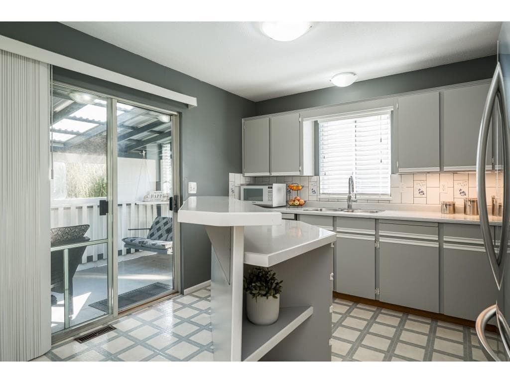 13526 64a Avenue, Surrey, V3W 9H7 — photo 4