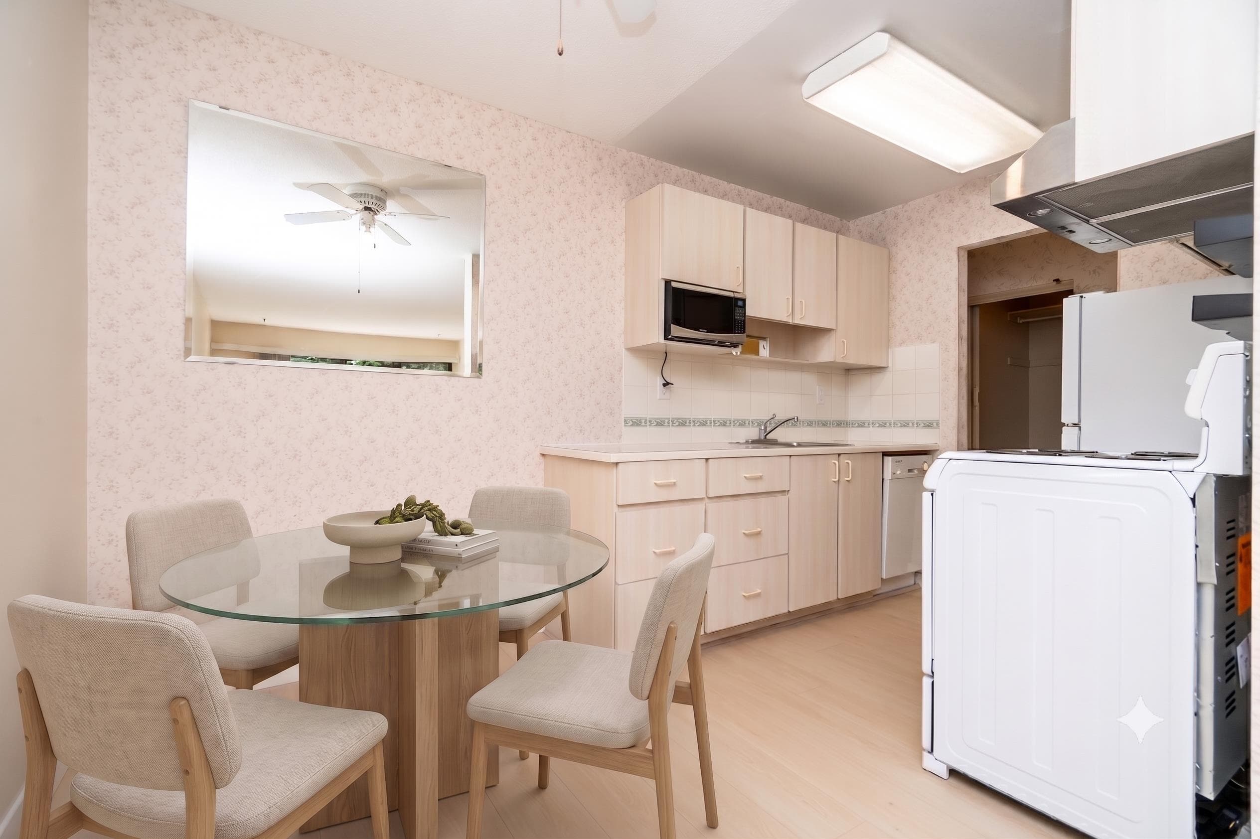 208 - 15020 North Bluff Road, White Rock, V4B 5A4 — photo 3