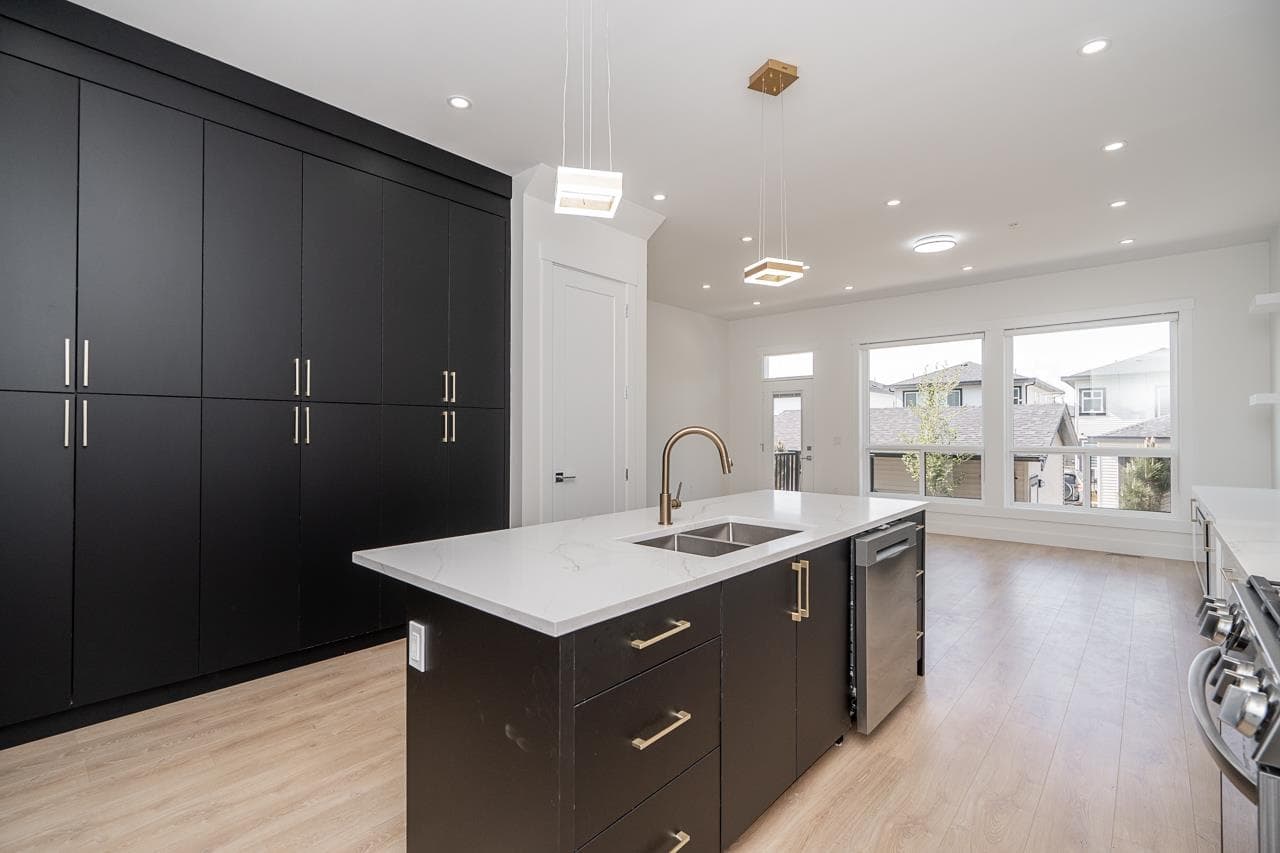 20547 74b Avenue, Langley, V2Y 3S8 — photo 1