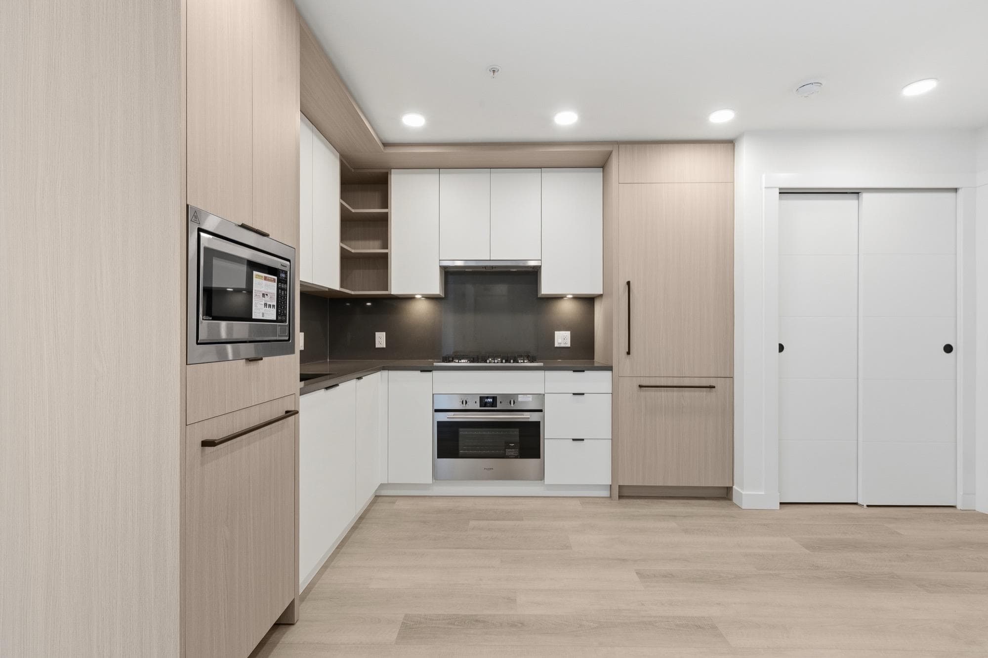 403 - 2268 E Broadway, Vancouver, V5N 0L2 — photo 2
