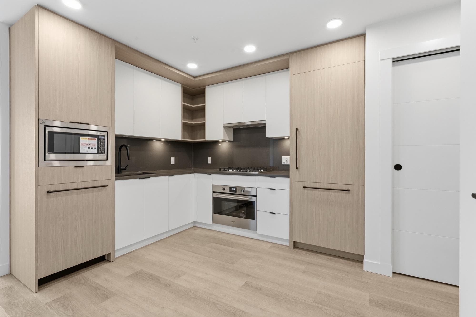 403 - 2268 E Broadway, Vancouver, V5N 0L2 — photo 1