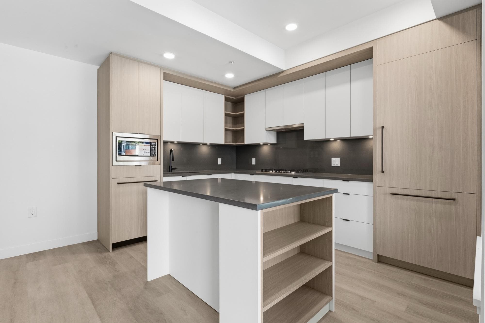 203 - 2268 E Broadway, Vancouver, V5N 0L2 — photo 2